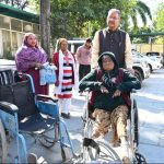 गरीब एवं असहाय परिवार के दिव्यांग बुजुर्ग को व्हीलचेयर भेंट करते कैबिनेट मंत्री गणेश जोशी