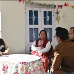 शासकीय आवास में मसूरी की पार्किंग व्यवस्था एवं वेंडर जोन निर्माण को लेकर बैठक करते कैबिनेट मंत्री गणेश जोशी