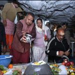 महाशिवरात्रि के अवसर पर टपकेश्वर मंदिर पहुंचकर भगवान शिव की विधि-विधान से विशेष पूजा-अर्चना करते कैबिनेट मंत्री गणेश जोशी