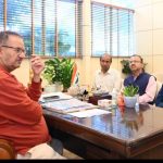 सैनिक कल्याण विभाग के अधिकारियों के साथ विभागीय समीक्षा करते सैनिक कल्याण मंत्री गणेश जोशी