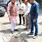 सीएम हेल्पलाइन पर दर्ज शिकायत की पड़ताल करने खुद मौके पर पहुंचे सीएम धामी