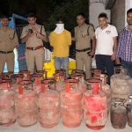 डीएम के निर्देश पर अवैध गैस कारोबार पर बड़ी कार्रवाई, 32 सिलेंडर, 4 गैस रिफिलिंग उपकरण जब्त; 327 सिलेंडरों से लदा वाहन कब्जे में, मुकदमा दर्ज