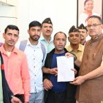 कृषि मंत्री गणेश जोशी को वेतन भुगतान के संबंध में ज्ञापन सौंपते दैनिक श्रमिकों का प्रतिनिधिमंडल