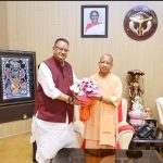 लखनऊ में उत्तर प्रदेश की मुख्यमंत्री योगी आदित्यनाथ से शिष्टाचार भेंट करते कृषि मंत्री गणेश जोशी