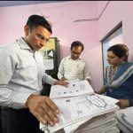 सब रजिस्टार कार्यालय विकासनगर में डीएम औचक निरीक्षण; पुराने विलेख पत्र रजिस्टर जब्त