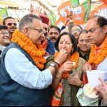 बंगाल और असम में भाजपा की ऐतिहासिक जीत पर पार्टी पदाधिकारियों के साथ मिष्ठान वितरित करते कैबिनेट मंत्री गणेश जोशी