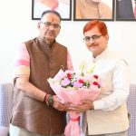 कृषि मंत्री गणेश जोशी से भेंट करते पंतनगर विश्वविद्यालय के नव नियुक्त कुलपति प्रो. शिवेन्द्र कश्यप