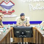 एसएसपी दून द्वारा जनपद के समस्त राजपत्रित अधिकारियों/थाना प्रभारियों के साथ की मासिक अपराध गोष्ठी