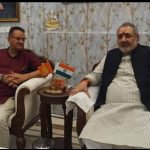 नई दिल्ली में केन्द्रीय वस्त्र मंत्री गिरिराज सिंह से भेंट करते कृषि मंत्री गणेश जोशी