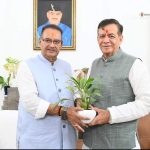 स नोट      *उत्तर प्रदेश के विधानसभा अध्यक्ष सतीश महाना से भेंट कर उनका स्वागत एवं अभिनंदन करते कृषि मंत्री गणेश जोशी