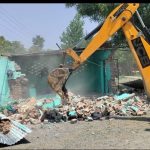 अतिक्रमण पर जिला प्रशासन की बड़ी कार्रवाई; अवैध निर्माण ध्वस्त