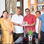 केंद्र सरकार के 12 वर्ष पूर्ण होने के उपलक्ष्य में विशेष जनसंपर्क अभियान के तहत समाज के विभिन्न प्रबुद्धजनों से संवाद करते कैबिनेट मंत्री गणेश जोशी