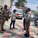 बम से उड़ाने की धमकी दी
