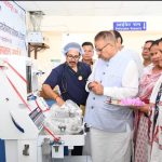 उप जिला चिकित्सालय मसूरी को मेडिकल उपकरण समर्पित करते कैबिनेट मंत्री गणेश जोशी