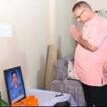 असम विमान दुर्घटना में शहीद हुए स्क्वाड्रन लीडर प्रशांत सिंह के परिजनों से भेंट कर शोक संवेदना व्यक्त करते सैनिक कल्याण मंत्री गणेश जोशी