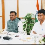 मुख्य सचिव श्री आनन्द बर्द्धन ने बुधवार को सचिवालय स्थित अपने सभागार में उत्तराखण्ड दौरे पर आए नीति आयोग के सदस्य डॉ. एम. श्रीनिवास एवं उनकी टीम का पुष्प गुच्छ देकर स्वागत किया।