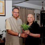 1971 युद्ध के वीर महावीर चक्र विजेता लेफ्टिनेंट जनरल आनंद सरूप (सेवानिवृत्त) से भेंट करते सैनिक कल्याण मंत्री गणेश जोशी
