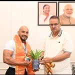 बॉडीबिल्डिंग चैंपियन जसबीर सिंह गुसाई को कैबिनेट मंत्री गणेश जोशी ने किया सम्मानित