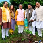 देहरादून में भाजपा एनजीओ प्रकोष्ठ ने किया वृक्षारोपण, पर्यावरण संरक्षण का लिया संकल्प