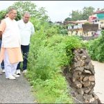 मसूरी विधानसभा क्षेत्र के कंडोली चिड़ोवाली, आर्य नगर नई बस्ती, केनाल रोड सहित विभिन्न प्रभावित क्षेत्रों का निरीक्षण करते कैबिनेट मंत्री गणेश जोशी