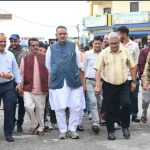 सुवाखोली में प्रस्तावित बिजली घर के चयनित भूमि का स्थलीय निरीक्षण करते कैबिनेट मंत्री गणेश जोशी