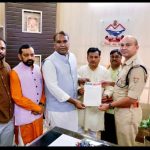 महानगर अध्यक्ष सिद्धार्थ उमेश अग्रवाल के नेतृत्व में महानगर के पदाधिकारियों ने एसपी सिटी प्रमोद कुमार को ज्ञापन दिया।